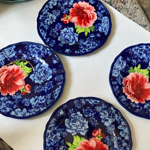 4 Floral Blue and Red Desert Plates Pioneer women - Picture 4 of 4